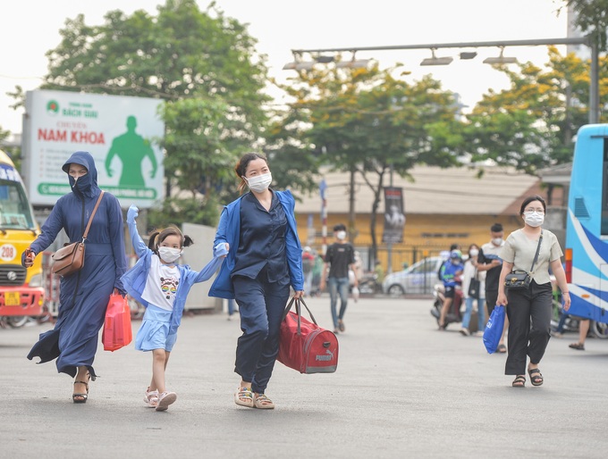 Người dân ùn ùn rời Hà Nội, bến xe chật kín người-7