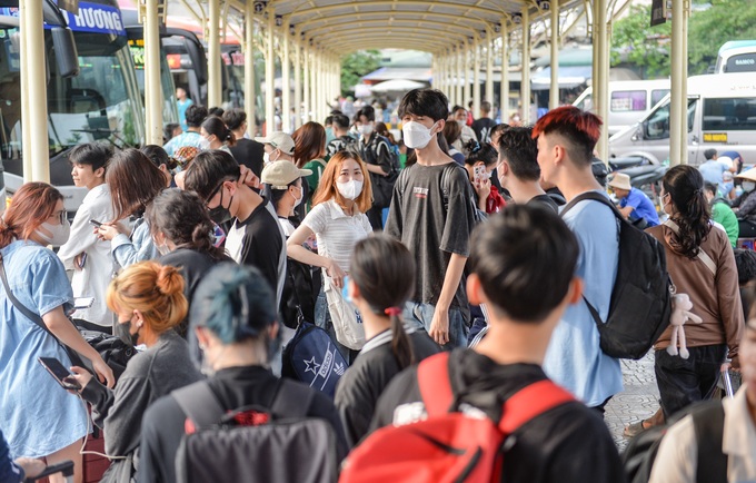 Người dân ùn ùn rời Hà Nội, bến xe chật kín người-6