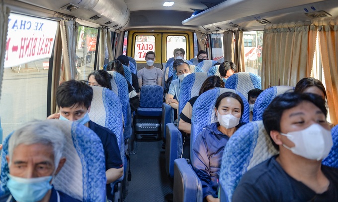 Người dân ùn ùn rời Hà Nội, bến xe chật kín người-8