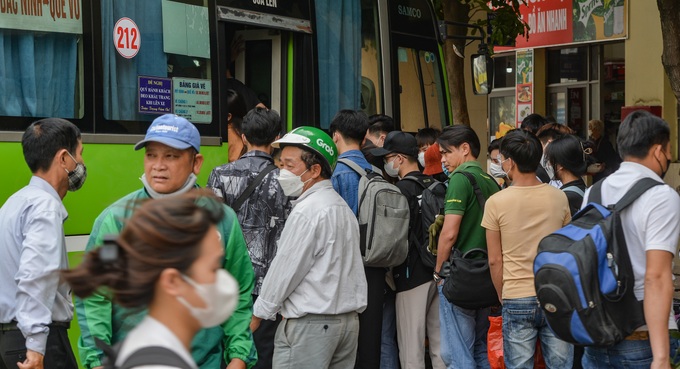 Người dân ùn ùn rời Hà Nội, bến xe chật kín người-10