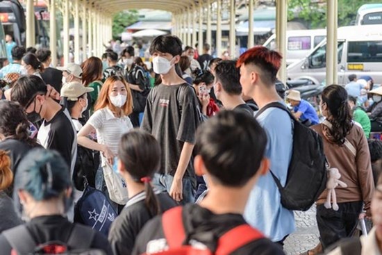 Người dân ùn ùn rời Hà Nội, bến xe chật kín người