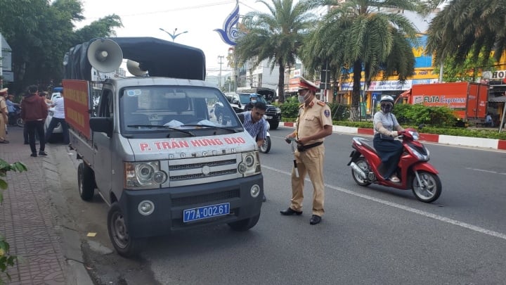 Xử phạt xe biển xanh hết hạn đăng kiểm vẫn được dùng đi xử lý vi phạm giao thông-1