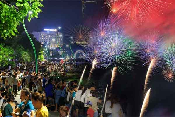 Tránh tắc đường ngày đầu nghỉ lễ, dòng ô tô ùn ùn rời Hà Nội trong đêm-10