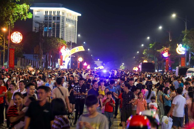 Biển người đổ về Công viên Văn Lang xem pháo hoa tại Lễ hội Đền Hùng-14