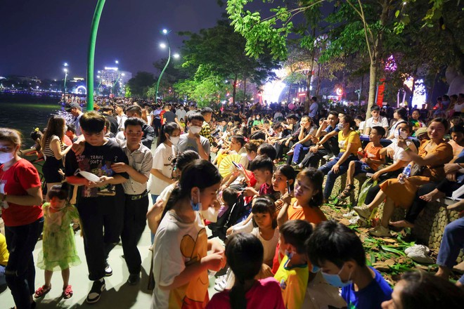 Biển người đổ về Công viên Văn Lang xem pháo hoa tại Lễ hội Đền Hùng-5