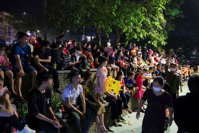 Biển người đổ về Công viên Văn Lang xem pháo hoa tại Lễ hội Đền Hùng-4