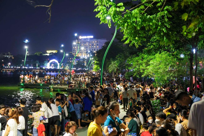 Biển người đổ về Công viên Văn Lang xem pháo hoa tại Lễ hội Đền Hùng-3