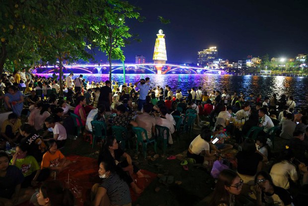 Biển người đổ về Công viên Văn Lang xem pháo hoa tại Lễ hội Đền Hùng-2