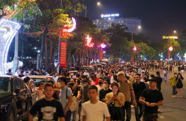 Biển người đổ về Công viên Văn Lang xem pháo hoa tại Lễ hội Đền Hùng-1