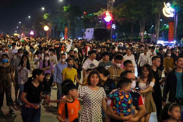 Biển người đổ về Công viên Văn Lang xem pháo hoa tại Lễ hội Đền Hùng-13
