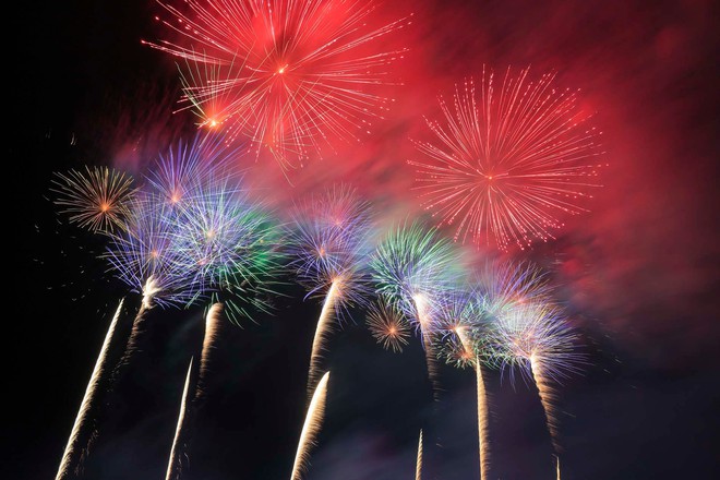 Biển người đổ về Công viên Văn Lang xem pháo hoa tại Lễ hội Đền Hùng-11