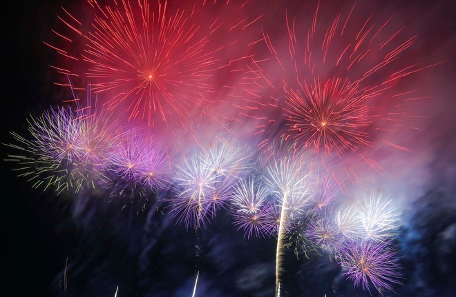 Biển người đổ về Công viên Văn Lang xem pháo hoa tại Lễ hội Đền Hùng-12