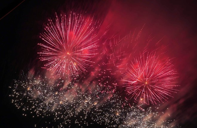 Biển người đổ về Công viên Văn Lang xem pháo hoa tại Lễ hội Đền Hùng-10