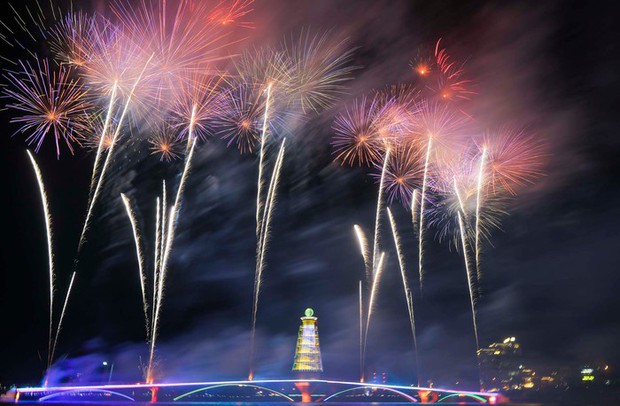 Biển người đổ về Công viên Văn Lang xem pháo hoa tại Lễ hội Đền Hùng-9