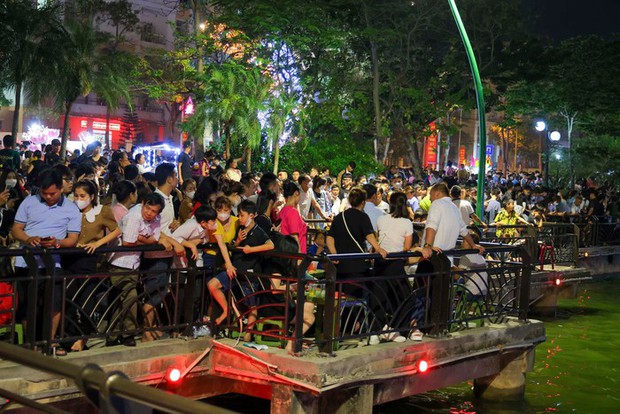 Biển người đổ về Công viên Văn Lang xem pháo hoa tại Lễ hội Đền Hùng-8