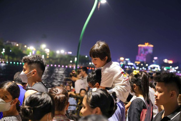 Biển người đổ về Công viên Văn Lang xem pháo hoa tại Lễ hội Đền Hùng-7