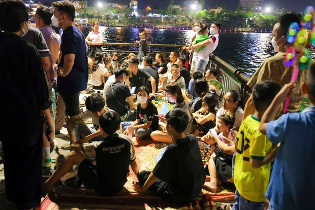 Biển người đổ về Công viên Văn Lang xem pháo hoa tại Lễ hội Đền Hùng-6