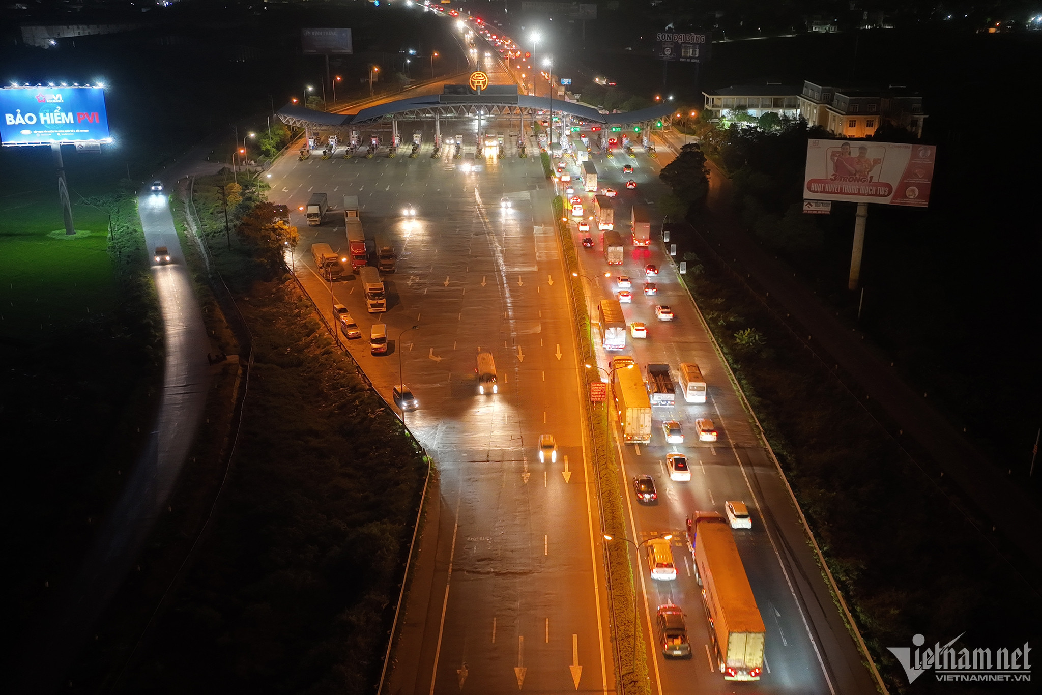 Tránh tắc đường ngày đầu nghỉ lễ, dòng ô tô ùn ùn rời Hà Nội trong đêm-9