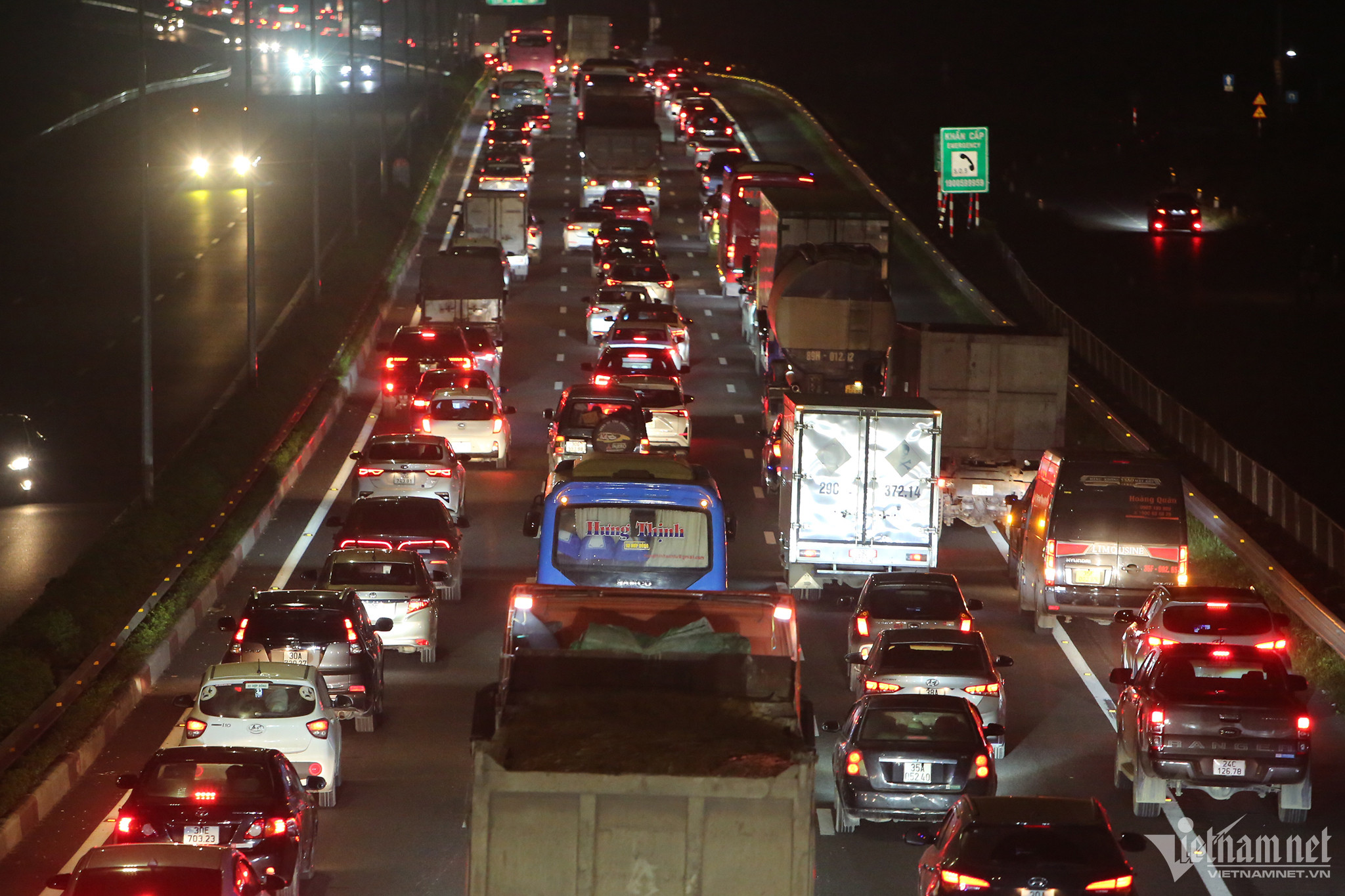 Tránh tắc đường ngày đầu nghỉ lễ, dòng ô tô ùn ùn rời Hà Nội trong đêm-8