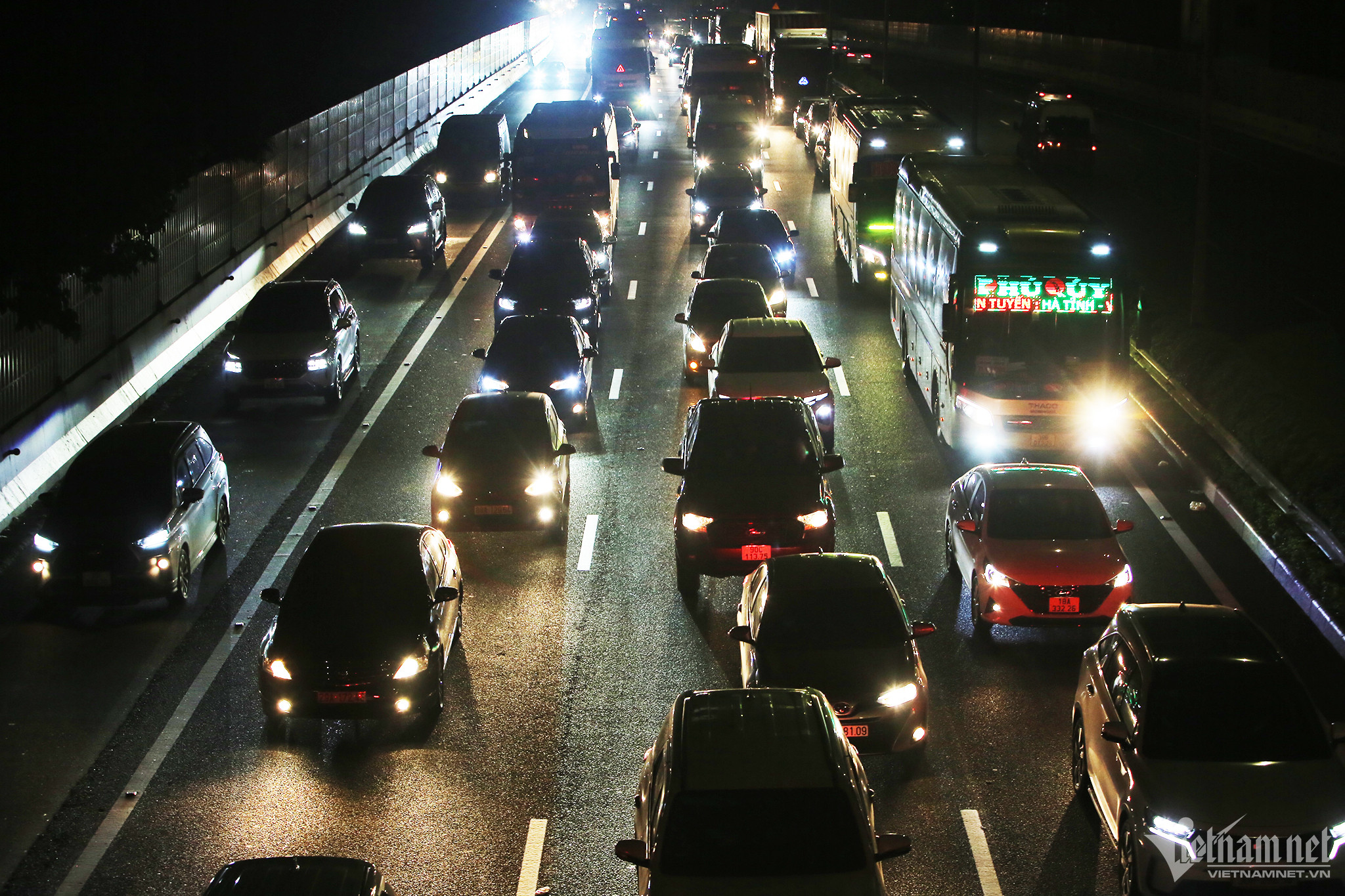 Tránh tắc đường ngày đầu nghỉ lễ, dòng ô tô ùn ùn rời Hà Nội trong đêm-7