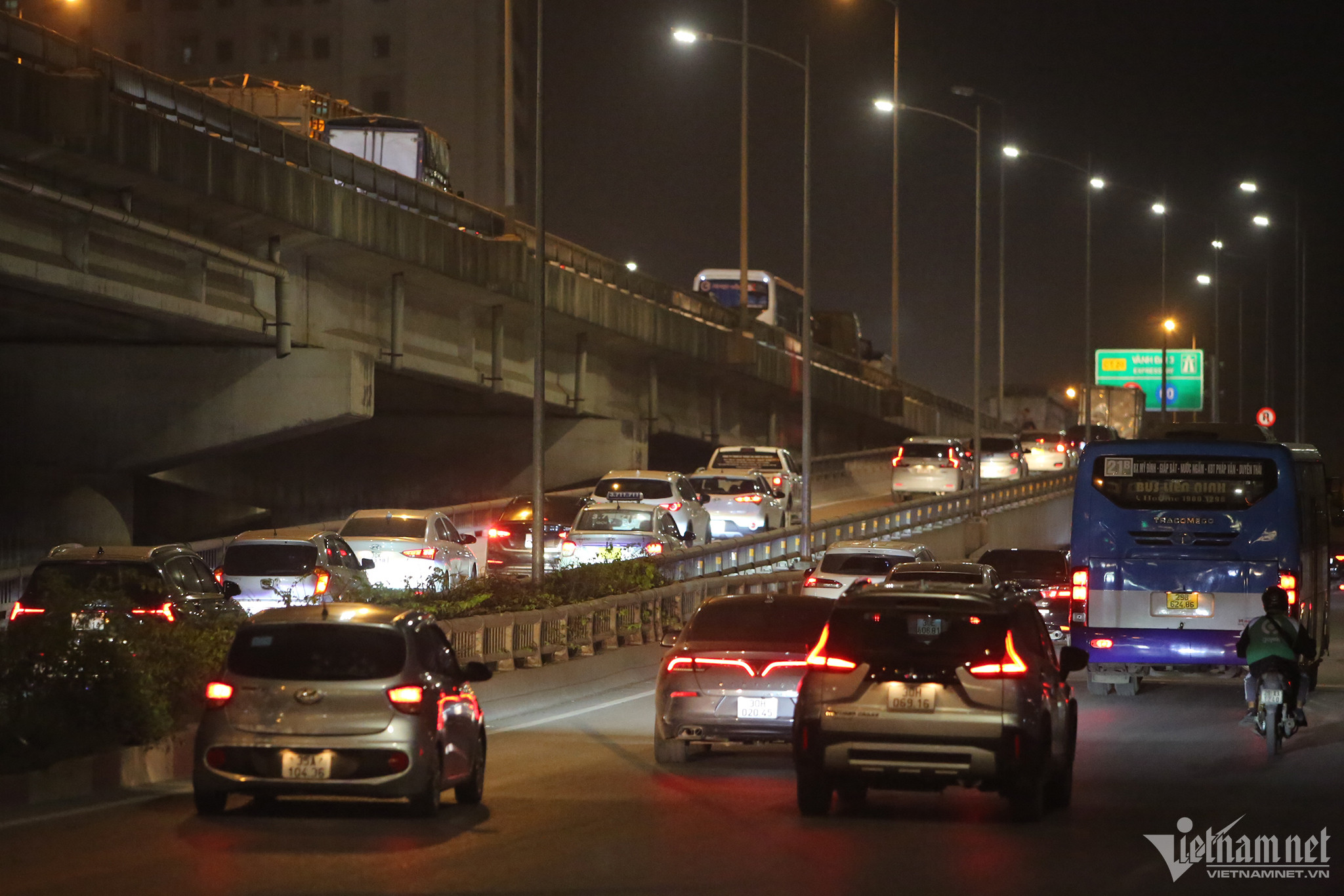 Tránh tắc đường ngày đầu nghỉ lễ, dòng ô tô ùn ùn rời Hà Nội trong đêm-5