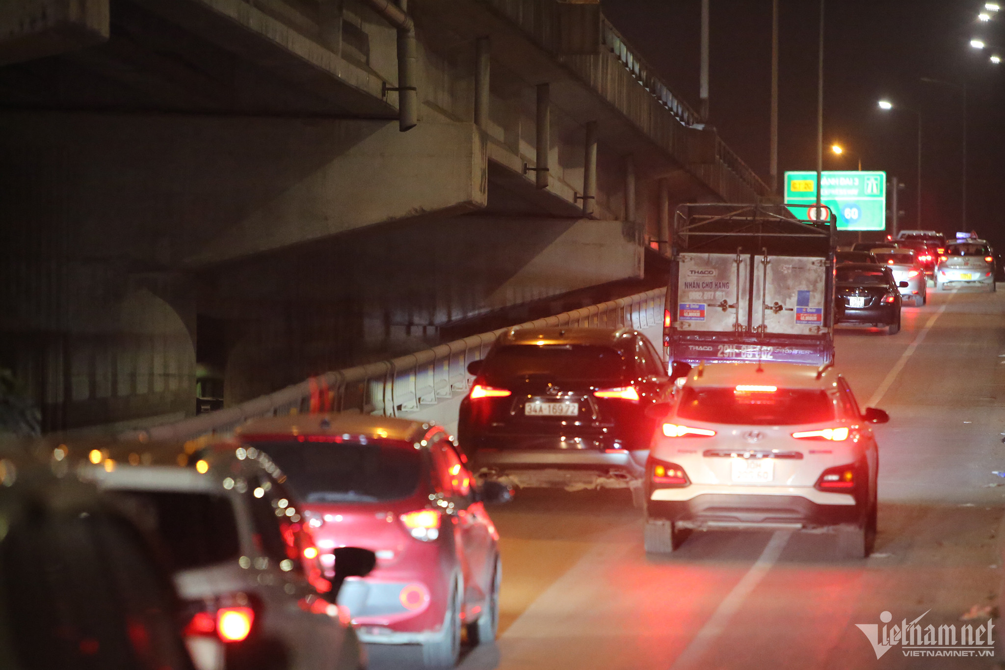 Tránh tắc đường ngày đầu nghỉ lễ, dòng ô tô ùn ùn rời Hà Nội trong đêm-4