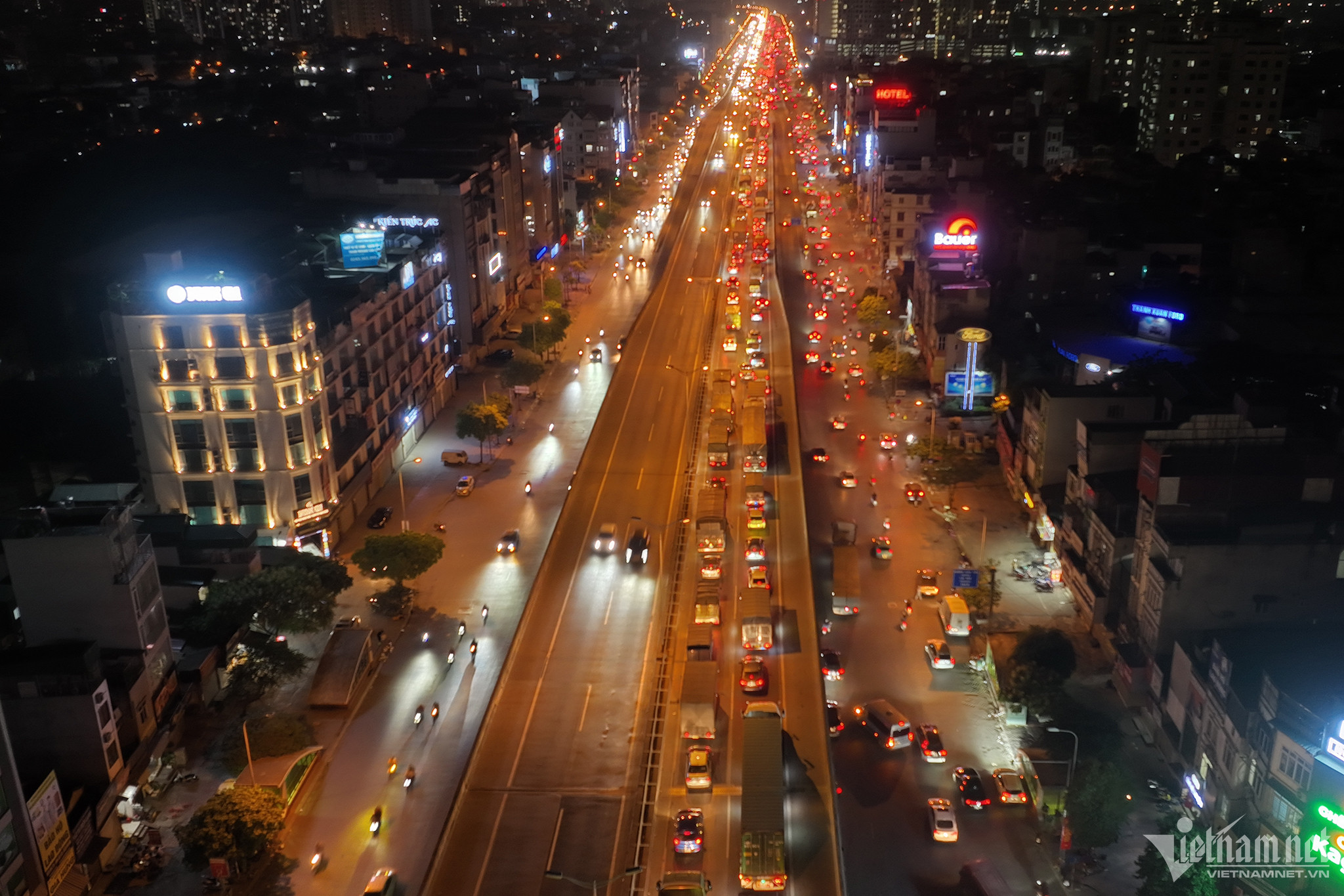 Tránh tắc đường ngày đầu nghỉ lễ, dòng ô tô ùn ùn rời Hà Nội trong đêm-3