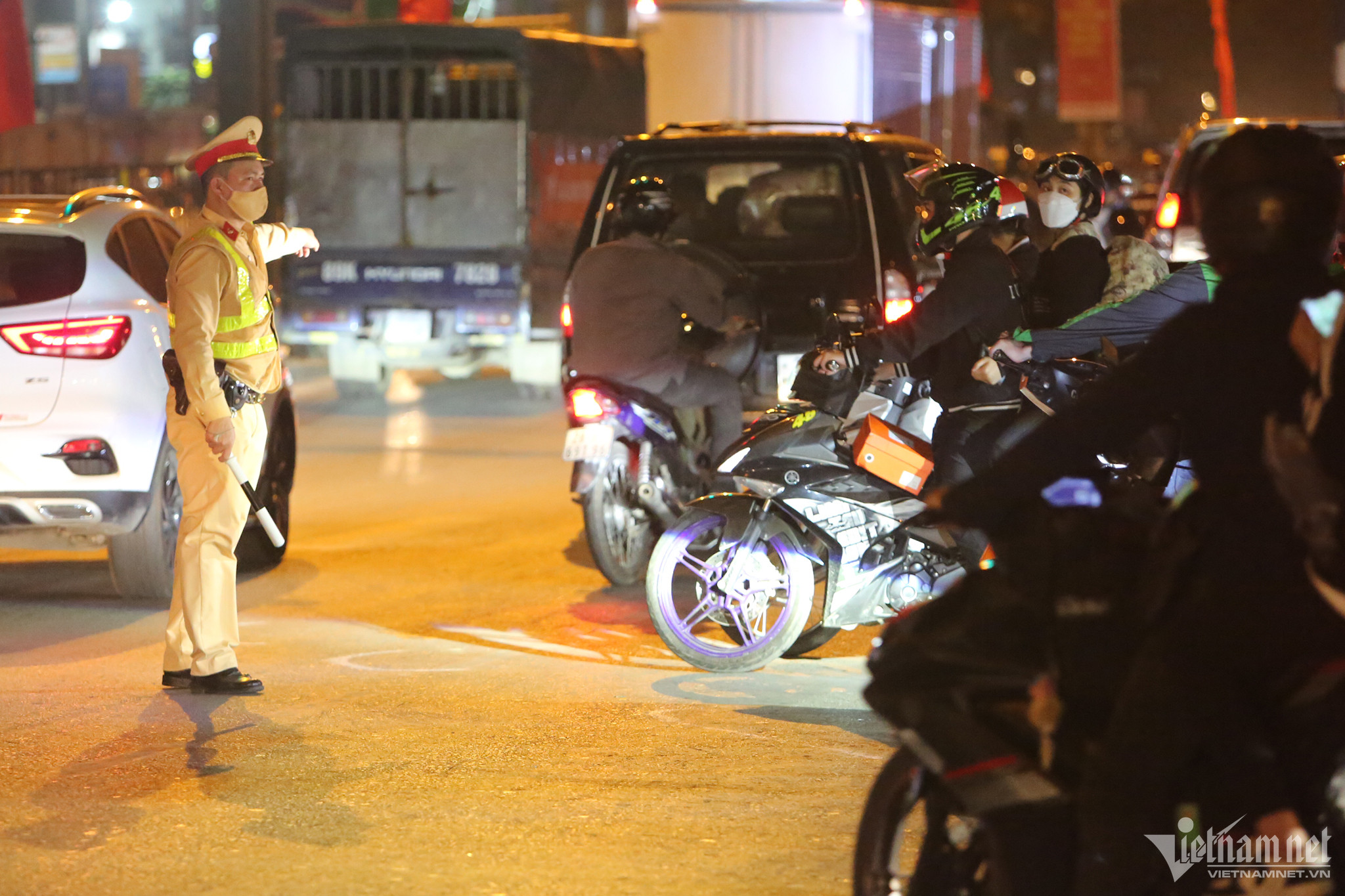 Tránh tắc đường ngày đầu nghỉ lễ, dòng ô tô ùn ùn rời Hà Nội trong đêm-6