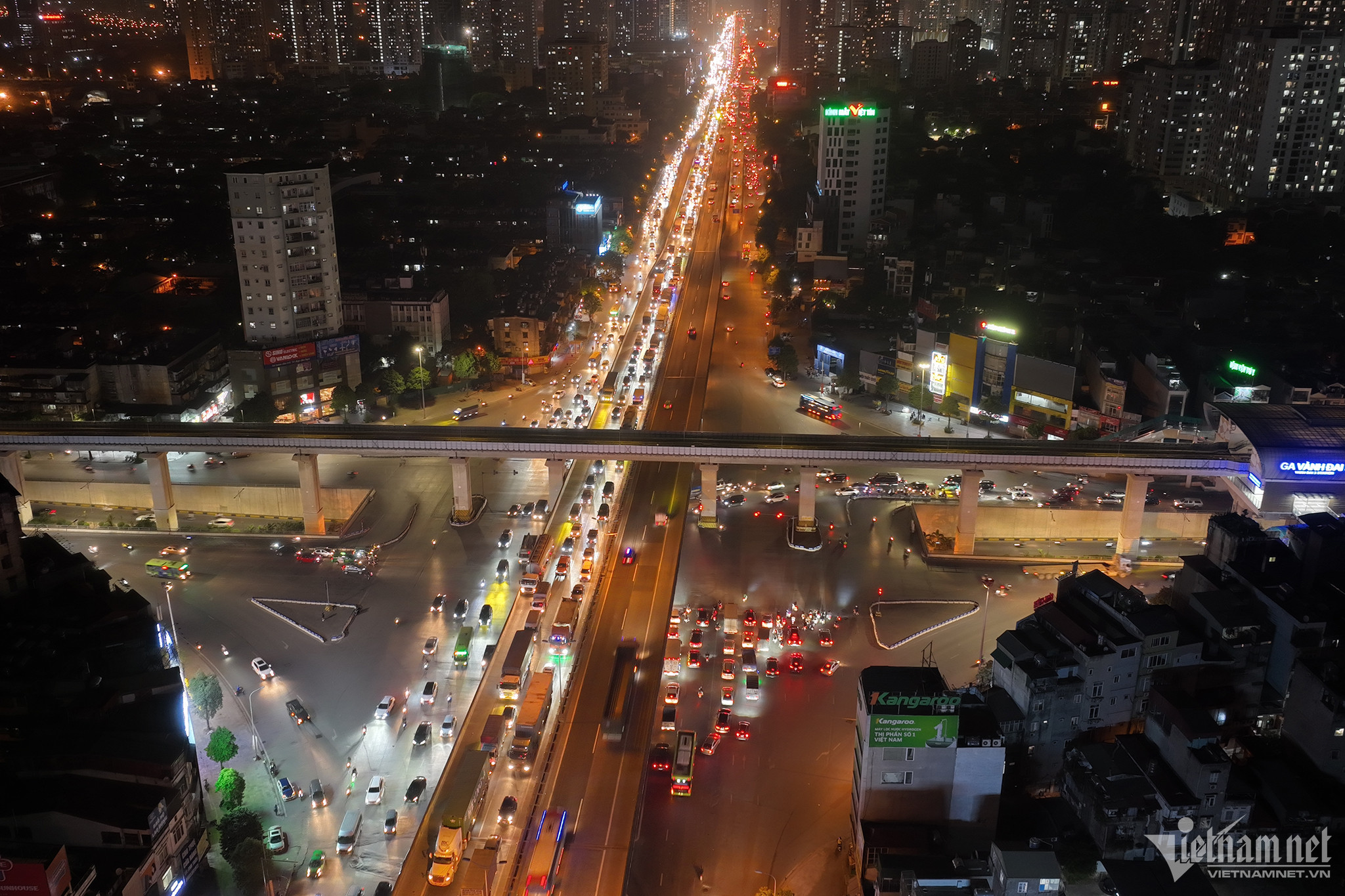 Tránh tắc đường ngày đầu nghỉ lễ, dòng ô tô ùn ùn rời Hà Nội trong đêm-1