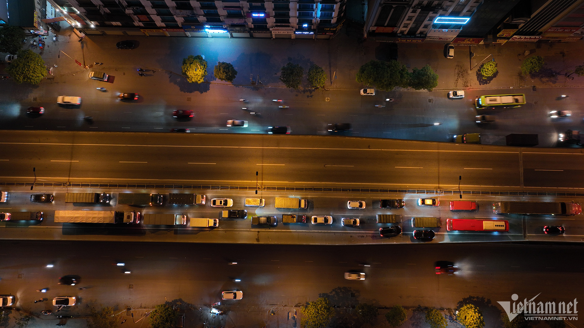 Tránh tắc đường ngày đầu nghỉ lễ, dòng ô tô ùn ùn rời Hà Nội trong đêm-2