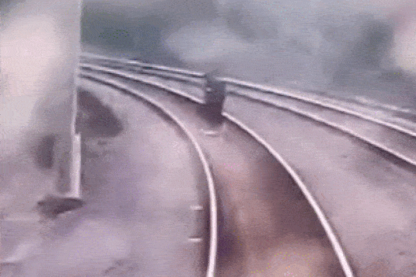 Clip: Đứng giữa đường ray để 'sống ảo', hai thiếu niên nhận kết đắng