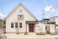 Ngôi nhà ở Nhật Bản có vẻ ngoài không mấy thu hút nhbên trong lưng ại là thiết kế lý tưởng