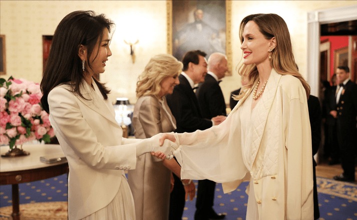 Đệ nhất phu nhân Hàn Quốc đọ sắc cùng Angelina Jolie, vẻ đẹp tươi trẻ chênh lệch đầy bất ngờ-1