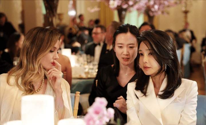 Đệ nhất phu nhân Hàn Quốc đọ sắc cùng Angelina Jolie, vẻ đẹp tươi trẻ chênh lệch đầy bất ngờ-3