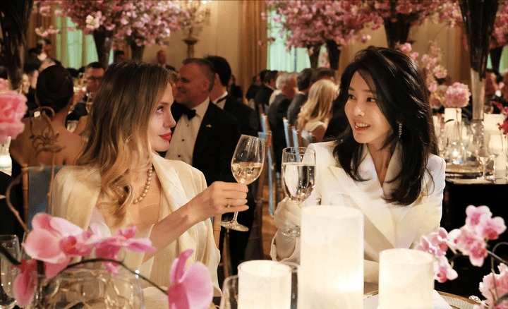 Đệ nhất phu nhân Hàn Quốc đọ sắc cùng Angelina Jolie, vẻ đẹp tươi trẻ chênh lệch đầy bất ngờ-4