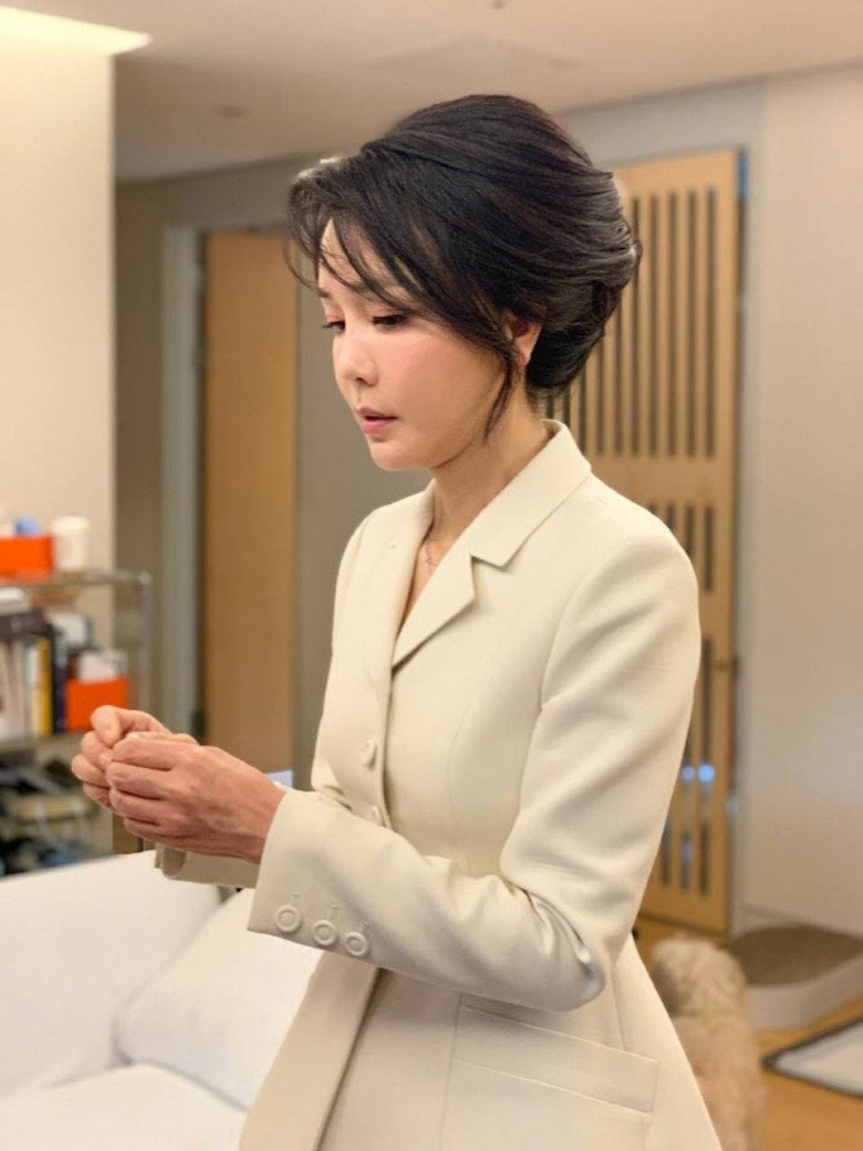 Đệ nhất phu nhân Hàn Quốc đọ sắc cùng Angelina Jolie, vẻ đẹp tươi trẻ chênh lệch đầy bất ngờ-6