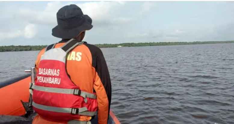 Lật thuyền chở 78 người ở Indonesia, nhiều người vẫn mất tích-1