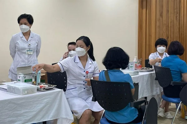 Tiêm mũi vaccine tăng cường có giúp bạn tránh tái mắc COVID-19?-1