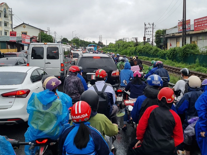 Cuộc chiến đường về quê: Ăn bánh mì, uống nước lọc vạ vật nửa ngày trời-6