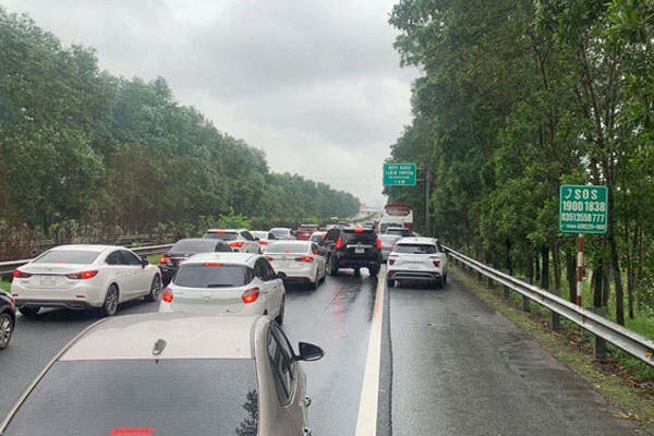 Hình ảnh biển Sầm Sơn ngày nghỉ lễ đầu tiên dịp 30-4 và 1-5-18