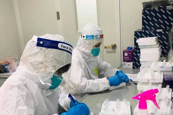 Ngày 29/4, số bệnh nhân COVID-19 nặng và thở máy tăng ‘sốc’-1