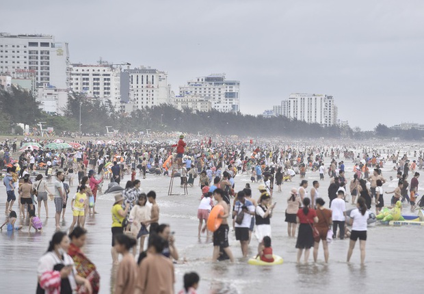 Hình ảnh biển Sầm Sơn ngày nghỉ lễ đầu tiên dịp 30-4 và 1-5-3