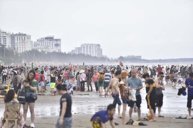 Hình ảnh biển Sầm Sơn ngày nghỉ lễ đầu tiên dịp 30-4 và 1-5-4