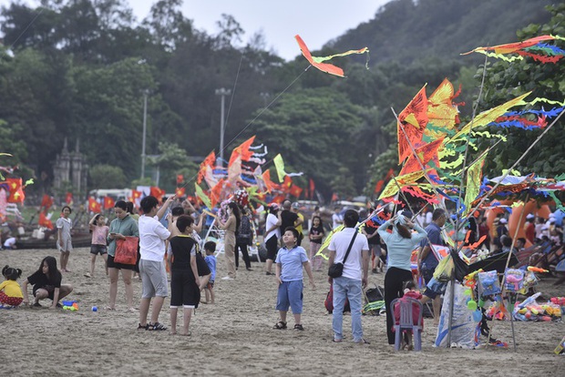 Hình ảnh biển Sầm Sơn ngày nghỉ lễ đầu tiên dịp 30-4 và 1-5-5