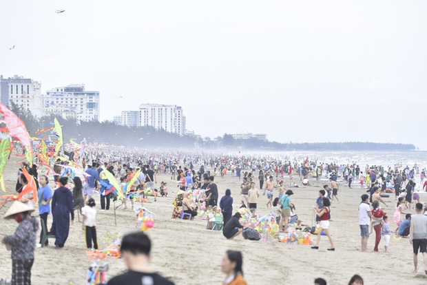 Hình ảnh biển Sầm Sơn ngày nghỉ lễ đầu tiên dịp 30-4 và 1-5-6
