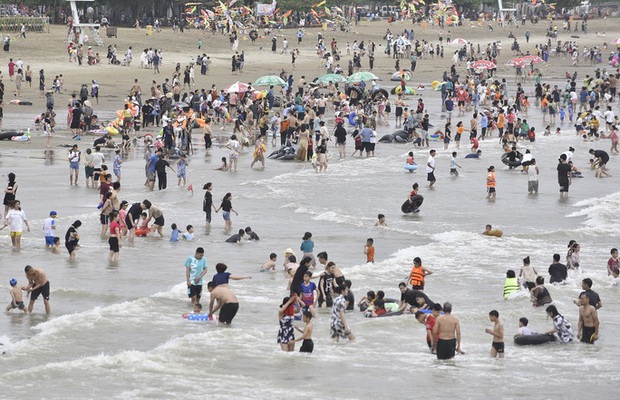 Hình ảnh biển Sầm Sơn ngày nghỉ lễ đầu tiên dịp 30-4 và 1-5-7