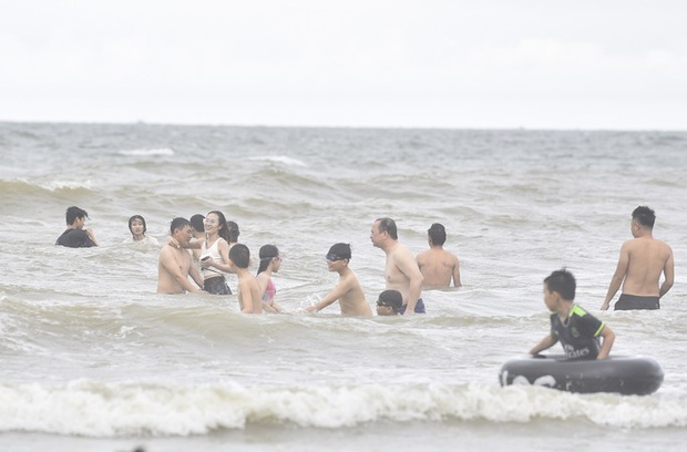 Hình ảnh biển Sầm Sơn ngày nghỉ lễ đầu tiên dịp 30-4 và 1-5-8