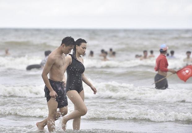 Hình ảnh biển Sầm Sơn ngày nghỉ lễ đầu tiên dịp 30-4 và 1-5-9