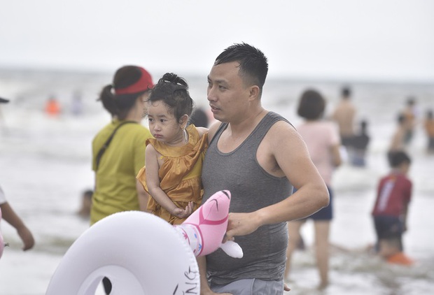 Hình ảnh biển Sầm Sơn ngày nghỉ lễ đầu tiên dịp 30-4 và 1-5-10