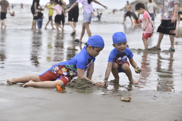 Hình ảnh biển Sầm Sơn ngày nghỉ lễ đầu tiên dịp 30-4 và 1-5-11